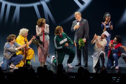 Vom Zuschauer zum Schuldirektor von Hill Valley: Elton feiert Musicaldebüt bei ZURÜCK IN DIE ZUKUNFT