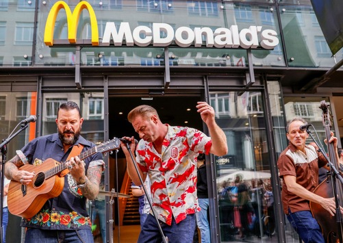 Sein höchstes Konzert aller Zeiten: McDonald's bringt Dick Brave in die Luft