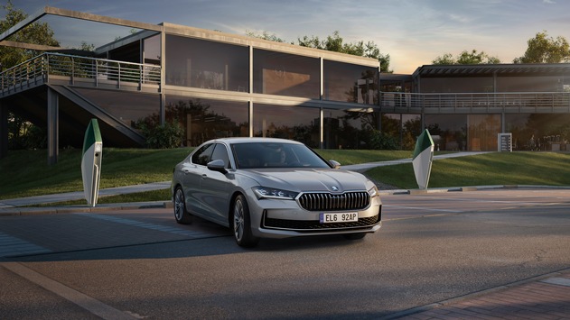 Škoda Superb iV: Limousine mit Plug-in-Hybridantrieb ab 50.950 Euro bestellbar