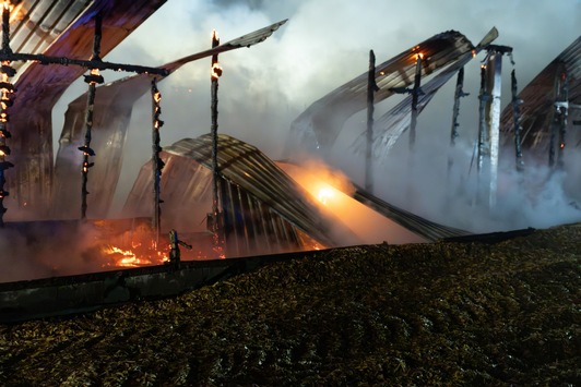 FW-RD: Scheunenbrand in Schülp – Großaufgebot der Feuerwehr verhindert Ausbreitung