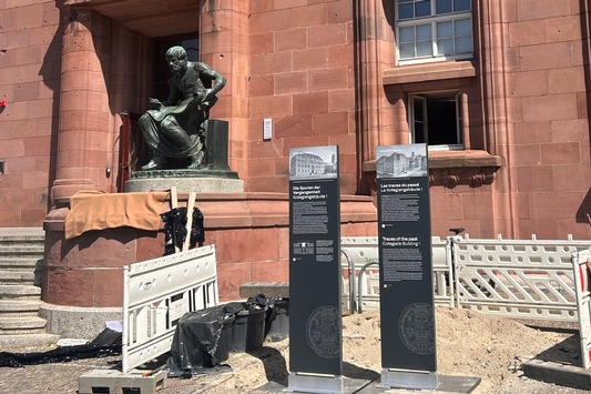 Informationstafeln erläutern historische Spuren und Inschriften am Kollegiengebäude I