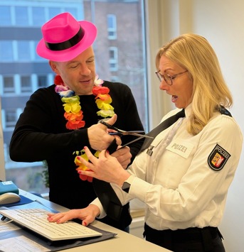 POL-KI: 260212.1 Kiel / Kreis Plön: Krawattenalarm am Arbeitsplatz – Krawatte außer Gefecht gesetzt