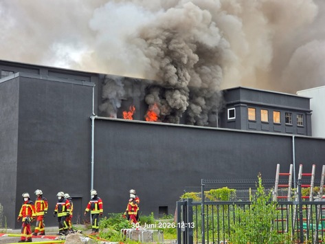 FW Neumünster: Großbrand in Lagerhallenkomplex – rund 58-stündiger Großeinsatz mit etwa 300 Kräften