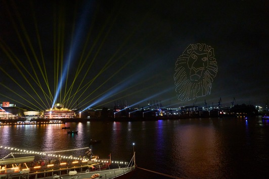 „Golden Port“ eröffnet: Hamburger Hafen leuchtet zum 25. Jubiläum von Disneys DER KÖNIG DER LÖWEN golden