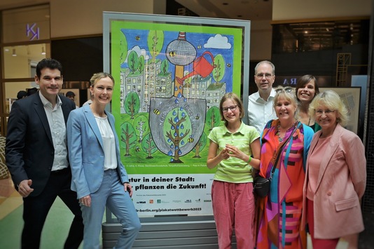 3.200 Berliner Kinder pflanzen ihre Zukunft auf Papier / Gewinnerin des Plakatwettbewerbs bei großer Preisverleihung gekürt