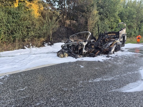 POL-HL: Schashagen/Ostholstein Wohnmobil fängt während Fahrt an zu brennen – Autobahn gesperrt