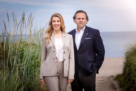 Große Ehre auf Weissenhaus / Das Direktorenpaar Natalie Fischer-Nagel und Frank Nagel wird mit Deutschlands renommiertem Branchenpreis der ahgz als "Hoteliers des Jahres 2024" ausgezeichnet