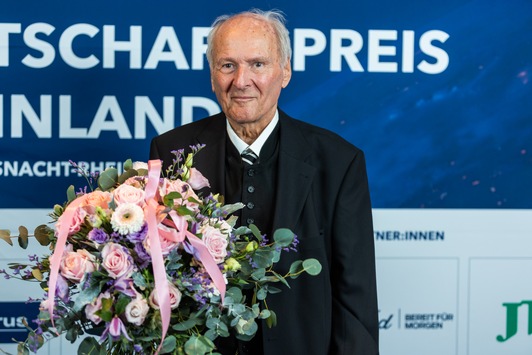 Claus Hipp erhält Preis für sein Lebenswerk / Repräsentant:innen aus Wirtschaft und Politik ehren Unternehmer-Legende mit dem Preis „Lichtgestalt Wirtschaft“