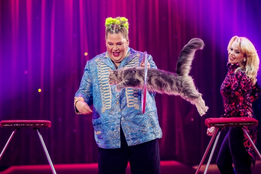 „Vergiss‘ den Prinz! Ich nehme die Katze.“ Findet Comedy-Queen Ilka Bessin am Freitag in SAT.1 gleich mehrere Partner fürs Leben?