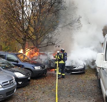 FW Schalksmühle: Mehrere brennende PKW