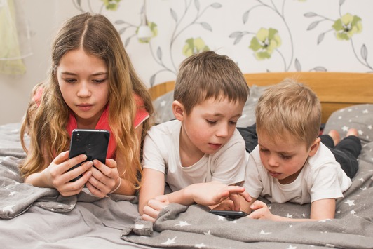 Mediensicher in die Schule! / Neues klicksafe-Materialpaket zum Schulstart 2024