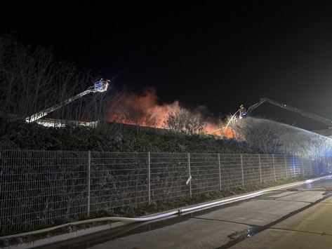 FW Kreis Soest: Erstmeldung - Brand im Industriebetrieb