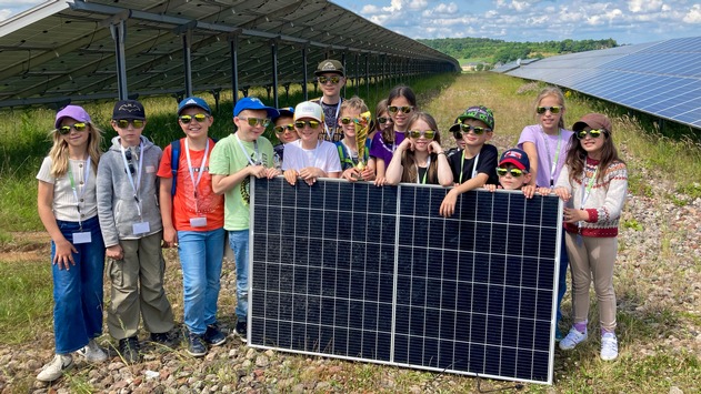 Kinder entdecken die Kraft der Sonne – WI Energy GmbH veranstaltet Anlagenführung für die 4. Klasse der Grundschule Schöndorf