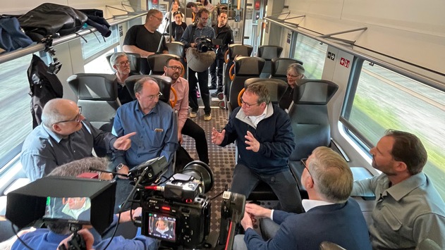 „Westpol-Spezial“: Dauerbaustelle Bahn – Zuschauerinnen und Zuschauer treffen im Regionalexpress auf NRW-Verkehrsminister Oliver Krischer