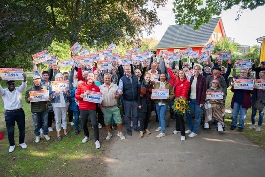 Von Karibik-Reisen und einer Tüte Lakritz: 88 Grundhofer Glückspilze jubeln über 1,4 Millionen Euro