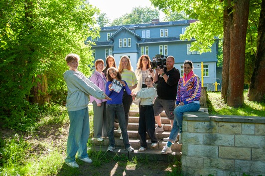 Drehstart für 29. Staffel von „Schloss Einstein“ – Was macht uns wirklich glücklich?