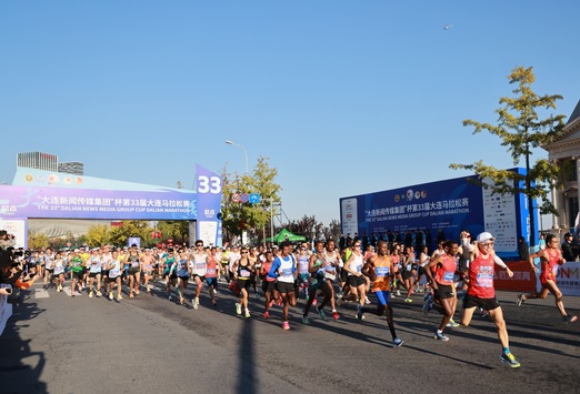 30.000 Marathon-Enthusiasten laufen in schöner Dalian