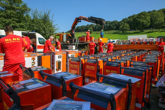 DLRG übergibt 250 Bautrockner für Betroffene des Hochwassers in Ahrweiler