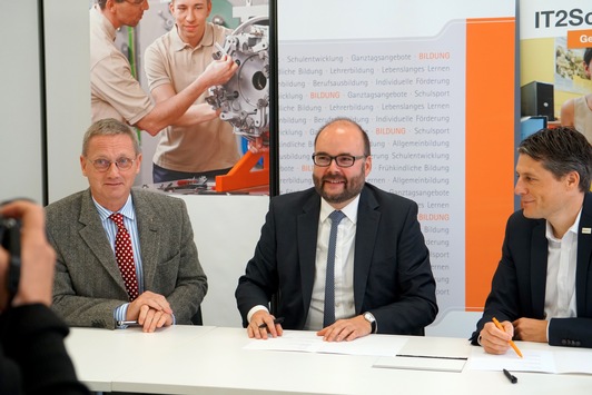 MINT-HUB Sachsen: mehr MINT-Förderung und Berufsorientierung in Schulen Kultusministerium, SCHULEWIRTSCHAFT Sachsen und Wissensfabrik, unterzeichnen Kooperationsvereinbarung