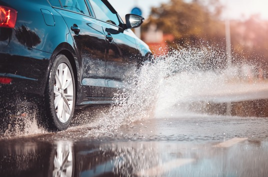 Plötzlicher Wolkenbruch: So können sich Autofahrer wappnen
