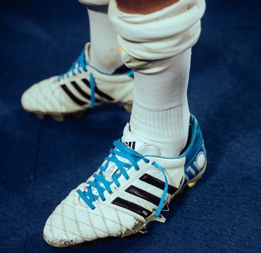 Toni Kroos versteigert seine Sieger-Schuhe vom Champions League-Finale! / Mit der Auktion bei United Charity unterstützt die Toni Kroos Stiftung schwerstkranke Kinder