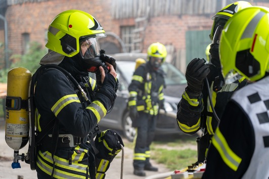 FW Flotwedel: Großangelegte Alarmübung in Wienhausen - Fahrzeugbrand weitet sich zu Werkstattbrand aus