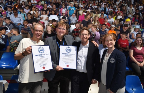 Stefan Gemmel begeistert Schulklassen bei einer Lesung des PEN Deutschland im Stadion Darmstadt mit RID-Weltrekord