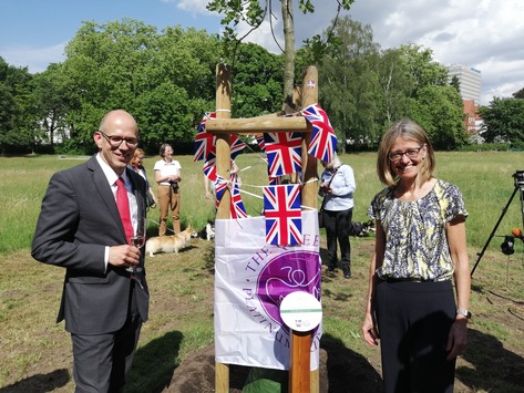 Baum-Zuwidmung für britische Königin in Hannover