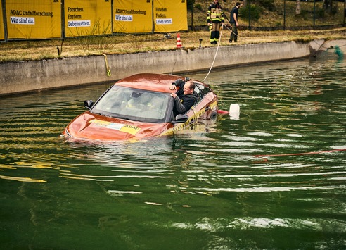 Im Wasser zählt jede Sekunde / ADAC testet in einzigartigem Versuch das Sinkverhalten von Elektroauto und Verbrenner-Pkw / Ausstieg über das Fenster ist die sicherste Lösung