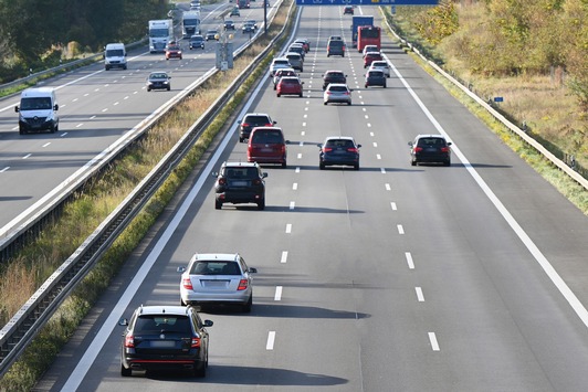 Fairness aller Beteiligten gefragt: Auch auf Autobahnen gilt das Rechtsfahrgebot