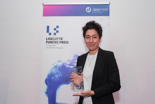 Dunja Hayali und Rheinflanke gGmbH erhalten den ersten Liselotte-Funcke-Preis für Integration und Gleichberechtigung