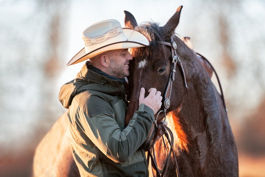Er spricht Pferd: Pferdetrainer Raphael Dysli hilft verzweifelten Pferdebesitzerinnen ab Sonntag auf sixx