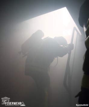 FW Frankenthal: Keine Verletzten bei Brand im Innenhof eines Altenheims