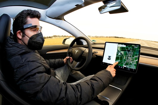 Hilfe, wo ist der Warnblinker? – Wenn die Fahrzeugbedienung vom Fahren ablenkt / Der ADAC vergleicht 6 Fahrzeuge und ihre Bedienelemente / Tesla auf dem letzten Platz