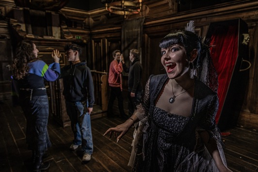 Verfluchter Geburtstag: Das Berlin Dungeon feiert sein 13-jähriges Bestehen / Düsteres Freitag-der-13.-Wochenende mit neuer Show, Schreckenslabyrinth und kleinen Überraschungen