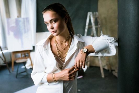 Die innovative Uhren- & Schmuckkollektion von ATELIER VI VA lässt sich mit ein paar Handgriffen immer wieder verändern und bringt so die einzigartige Persönlichkeit jeder Frau kunstvoll zum Ausdruck