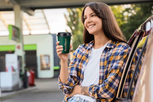 Tankstopp mit Geschmack: Snacks und Getränke gehören für viele dazu / Mehr als jeder Zweite greift an der Tankstelle zum Heißgetränk
