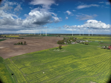 MaxSolar und DB Energie schließen ersten Hybrid-PPA für förderfreie Anlagenkombination