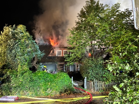 FW-PI: Abschlussmeldung: Schenefeld: Historisches Reetdachhaus brennt nieder. 10 Personen leicht verletzt. Feuerwehr über 10 Stunden im Einsatz.