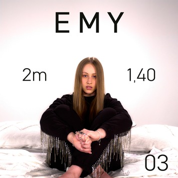 EMY mit ihrer neuen Single „2m/1,40“