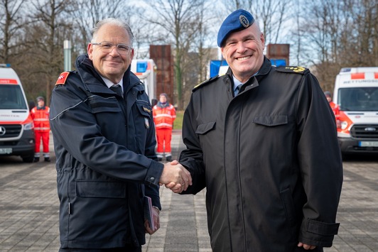 Johanniter stellen der Bundeswehr 100 Fahrzeuge für den Verwundetentransport bereit / Verwundeten-Transportkomponente 100 vorgestellt