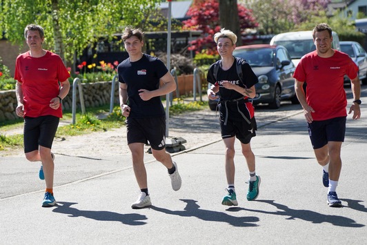 FW-LFVSH: Feuerwehren legen über 3.000 Kilometer nur mit Muskelkraft zurück: „FitQuerBeet“ erreicht nach einem Jahr großes Finale in Flensburg