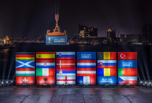 Erstes Highlight der UEFA EURO 2024 – Hamburg inszeniert Gruppenauslosung im Hafen als riesige Container-Installation
