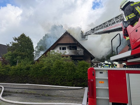 FW-AUR: Einfamilienhaus in Flammen