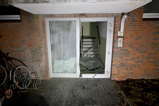 LKA-SH: Sprengsatz zerstört Haustür eines Mehrfamilienhauses: Das LKA sucht Zeugen