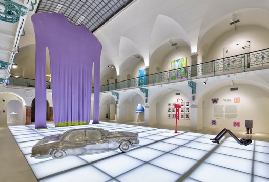 Ein elf Meter langer Pullover, ein Sofa aus einem zerbeulten Mercedes oder eine riesige eingelegte Gurke / Erwin Wurm erobert mit seinen absurden Werken das Museum der schönen Künste Liberec