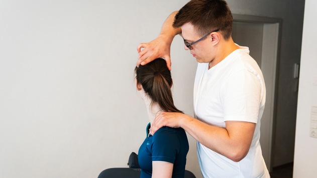 Alexander Steinborn von der Physiotherapie Steinborn: Wie das BEMER-Gerät physiotherapeutische Behandlungen unterstützt