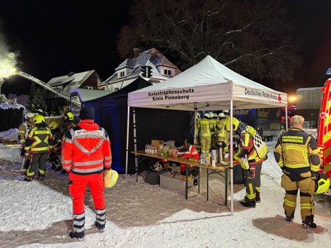 FW-PI: Großbrand in Mehrfamilienhaus – umfangreicher Feuerwehreinsatz in Rellingen