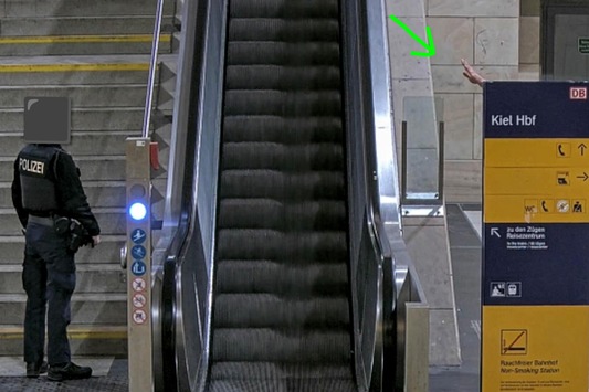 BPOL-KI: Hauptbahnhof: Mann bedankt sich mit Hitlergruß