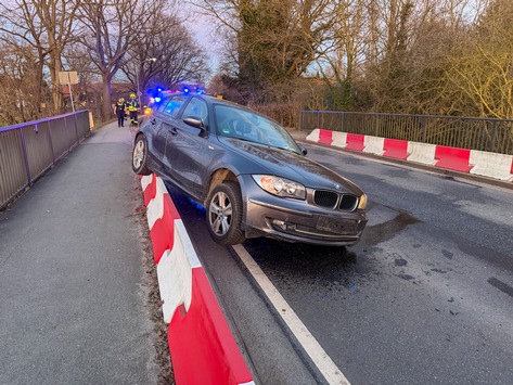 FW Flotwedel: Fahrzeug kollidiert mit Straßenleitwand bei Oppershausen